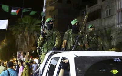 Members of the Izzedine al-Qassam Brigades, Hamass armed wing, marking Al-Quds, Jerusalem, Day in Nusseirat refugee camp, in the central Gaza Strip, Friday, June 23, 2017. (AP/Adel Hana)