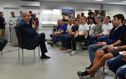 Prime Minister Benjamin Netanyahu speaks to a group of new recruits at the army's Tel HaShomer induction center outside of Tel Aviv on November 26, 2018. (Ariel Hermoni/Defense Ministry)