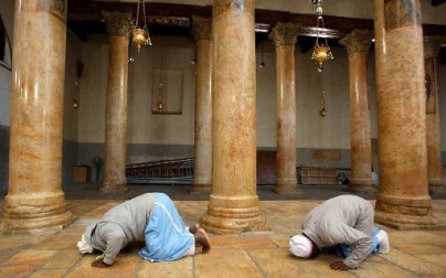 Worshippers pray inside the Church of the Nativity in the biblical West Bank city of Bethlehem, on December 24,2018. (HAZEM BADER/AFP)