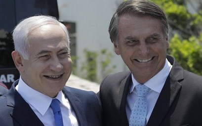 Prime Minister Benjamin Netanyahu (L) is welcomed by Brazil's President-elect Jair Bolsonaro at the Copacabana fort in Rio de Janeiro, Brazil, on December 28, 2018.  (Photo by Leo CORREA / POOL / AFP)