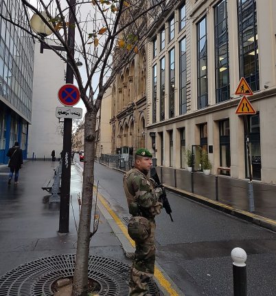 A French soldier guards a synagogue (Photo: Y. Tessler)
