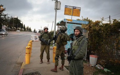 Israeli soldiers stand guard at a West Bank junction, following a terror attack earlier in the day where two Israeli soldiers were shot dead by Palestinian terrorists, December 13, 2018. (Gershon Elinson/FLASH90)