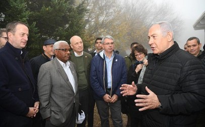 PM Netanyahu (right) briefs foreign diplomats on Israel's border with Lebanon, December 6, 2018 (Haim Tzach/GPO)