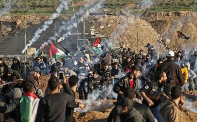 This picture taken on January 11, 2019 shows a view of clashes between Palestinians and Israeli forces across the border fence (MAHMUD HAMS / AFP)