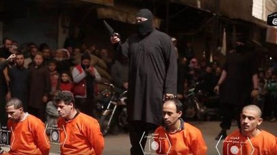 IS fighters with hostages in Syria 