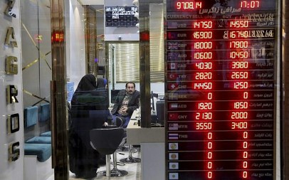 Customers speak with a money changer at his shop in downtown Tehran, Iran, November 5, 2018. (AP Photo/Ebrahim Noroozi)