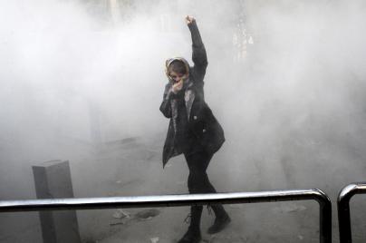 A protester against the regime on the streets of Tehran (Photo: AP)