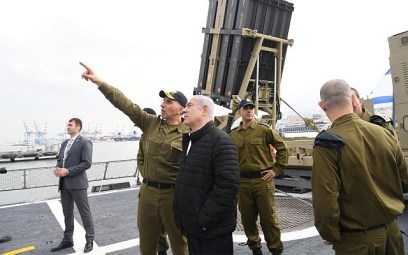 Prime Minister Benjamin Netanyahu visits and IDF naval base in Haifa, February 12, 2019. (Haim Tzach/PMO)