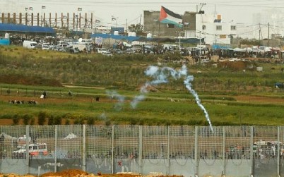 Israeli troop firing a tear gas cannister at Gazan protesters during border demonstrations on March 30, 2019 near kibbutz Nahal Oz. (Jack GUEZ / AFP)