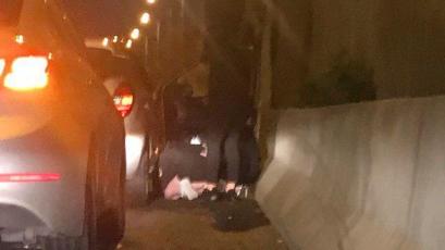 Drivers in Tel Aviv's Ayalon highway run for cover during the sirens Thursday night (Photo: Ran Boker)