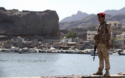 A soldier allied to Yemen's internationally recognized government stands guard at the fish market in Aden, Yemen, Thursday, Dec. 13, 2018 (AP Photo/Jon Gambrell)