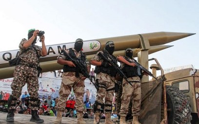 Palestinian members of the al-Qassam Brigades, the armed wing of the Hamas terror movement, display Qassam home-made rockets during an anti-Israel military parade on August 21, 2016 in Rafah in the southern Gaza Strip. (Abed Rahim Khatib/Flash90)