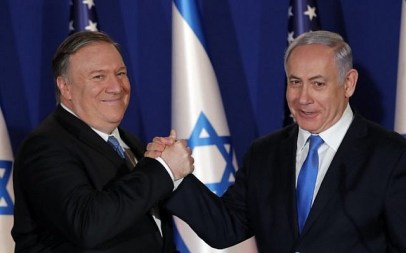 Prime Minister Benjamin Netanyahu (R) welcomes US Secretary of State Mike Pompeo to his residence in Jerusalem on March 21, 2019. (Jim Young/Pool/AFP)