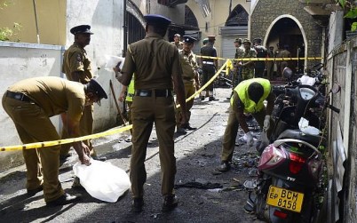 Sri Lankan security personnel and investigators look through debris outside Zion Church following an explosion in Batticaloa in eastern Sri Lanka on April 21, 2019. (LAKRUWAN WANNIARACHCHI / AFP) Sri Lankan security personnel and investigators look through debris outside Zion Church following an explosion in Batticaloa in eastern Sri Lanka on April 21, 2019. (LAKRUWAN WANNIARACHCHI / AFP)
