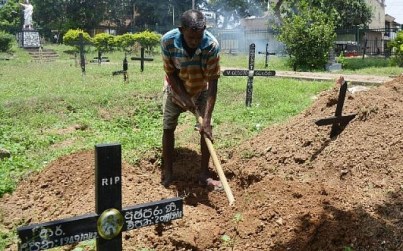 Cemetery worker Piyasri Gunasena digs a grave at Madampitiya cemetery in Colombo on April 23, 2019. ( LAKRUWAN WANNIARACHCHI / AFP)
