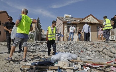 People inspect the damage at a house in the southern Israeli city of Beersheba on May 5, 2019, after it was hit in a rocket strike from Gaza. (Ahmad GHARABLI / AFP)