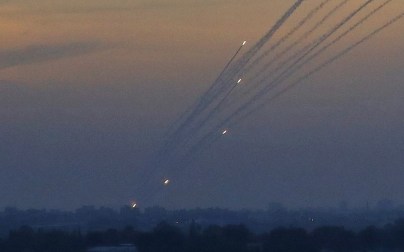 A picture taken on May 5, 2019 from the Israel-Gaza border shows a barrage of rockets being fired from the Hamas-run Palestinian enclave. (Jack GUEZ / AFP)