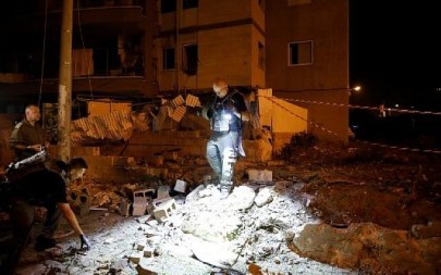 Israeli emergency personnel gather at the site of rocket attack in the southern Israeli town of Ashdod on May 5, 2019. (Photo by Ahmad GHARABLI / AFP)