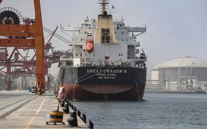 A cargo ship is seen moored at the port of Fujairah in the Gulf Emirate on May 13, 2019. (KARIM SAHIB / AFP)