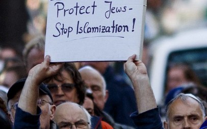 A participant in the 'wear a kippah' protest in Berlin holds up a sign, April 25, 2018. The solidarity event was held in response to a Syrian-Palestinian’s assault of a man wearing a kippah. (Carsten Koall/Getty Images)
