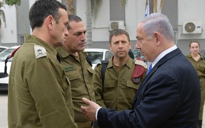 Prime Minister Benjamin Netanyahu (R) with IDF commanders after a security briefing in Beersheba, May 6, 2019. (Amos Ben Gershom/ GPO)