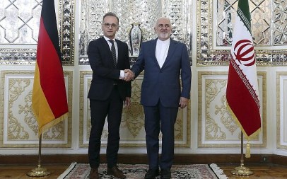 Iranian Foreign Minister Mohammad Javad Zarif, right, and his German counterpart Heiko Maas shake hands for the media prior to their meeting, in Tehran, Iran, June 10, 2019. (Ebrahim Noroozi/AP)