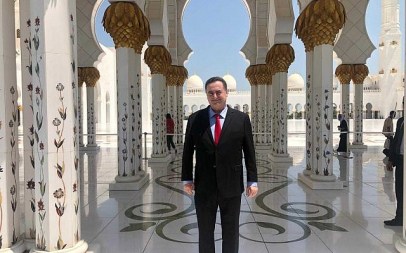Foreign Minister Israel Katz at the Sheikh Zayed Grand Mosque in Abu Dhabi, the capital of the United Arab Emirates, during a UN climate conference in the city, in late June, 2019. (Courtesy Katz's office)