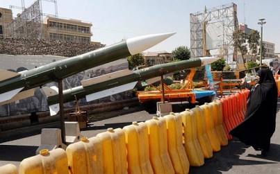 An Iranian woman looks at Taer-2 missile during a street exhibition by Iran's army and paramilitary Revolutionary Guard celebrating 'Defence Week' marking the 39th anniversary of the start of 1980-88 Iran-Iraq war, at the Baharestan Square in Tehran, on September 26, 2019. (Photo by STRINGER / AFP) An Iranian woman looks at Taer-2 missile during a street exhibition by Iran's army and paramilitary Revolutionary Guard celebrating 'Defence Week' marking the 39th anniversary of the start of 1980-88 Iran-Iraq war, at the Baharestan Square in Tehran, on September 26, 2019. (Photo by STRINGER / AFP)