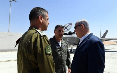 Prime Minister Benjamin Netanyahu, right, IDF Chief of Staff Lt. Gen. Aviv Kohavi, left, and Air Force chief Maj. Gen. Amikam Norkin, center, at the Nevatim Air Force Base on July 9, 2019. (Ariel Hermoni/Defense Ministry)