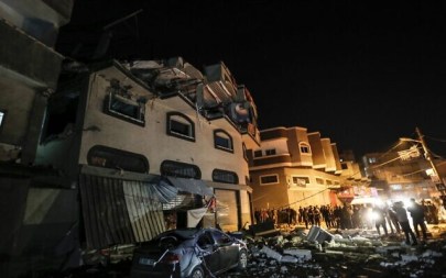 Palestinians inspect the damaged house of Islamic Jihad leader Baha Abu Al-Ata  afther an Israeli attack in Gaza city, on November 12, 2019. (MAHMUD HAMS / AFP)