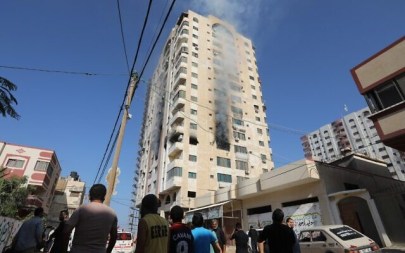 Smoke billows from a building in Gaza City on November 12, 2019, after an Israeli airstrike killed a commander of Palestinian militant group and prompted retaliatory rocket fire from the Palestinian enclave. (MAHMUD HAMS / AFP)
