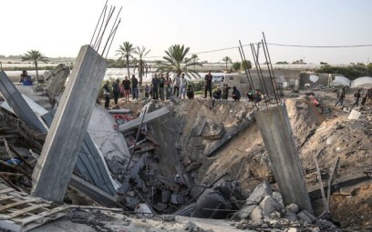 Palestinians gather around the remains of a house that the IDF says was used as a weapons cache controlled by the Palestinian Islamic Jihad, which was destroyed in an Israeli airstrike in Khan Yunis in the southern Gaza Strip November 13, 2019. (SAID KHATIB / AFP)