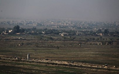 A picture taken on November 12, 2018 from al-Qaim in Iraq's border al-Anbar province shows the Syrian border city of Albu Kamal in the Deir Ezzor region. (AHMAD AL-RUBAYE / AFP)