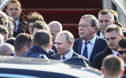 Russian President Vladimir Putin (C) arrives at Ben Gurion International Airport on January 23, 2020, to attend the World Holocaust memorial which marks the 75th anniversary of liberation of Auschwitz. (Oded Balilty / POOL / AFP)