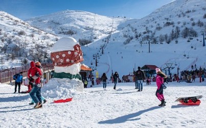 Israelis ski and snowboard after snow mounted on Mt Hermon and the ski site opened for the season, in Northern Israel, January 11, 2019. (Basel Awidat/Flash90)
