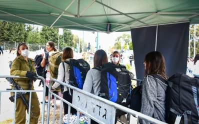 Young Israelis arrive to the IDF recruitment center at Tel Hashomer, outside of Tel Aviv on March 17, 2020. (Flash90) Young Israelis arrive to the IDF recruitment center at Tel Hashomer, outside of Tel Aviv on March 17, 2020. (Flash90)