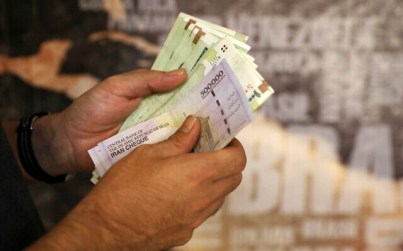 A man counts his banknotes and traveler checks in Tehran, Iran, on Wednesday, August 21, 2019 (AP Photo/Ebrahim Noroozi)