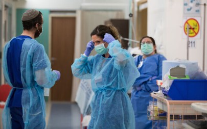 Medical staff working at the new COVID-19 unit at the Shaare Zedek Medical Center in Jerusalem, March 31, 2020. (Nati Shohat/FLASH90)