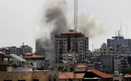 Smoke billows from a building targeted in an Israeli strike on Gaza City amid rocket fire from the Strip on May 11, 2021 (MOHAMMED ABED / AFP)