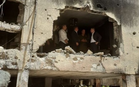 German Foreign Minister Heiko Maas and his Israeli counterpart Gabi Ashkenazi visit a building that was hit by Hamas rocket fire from Gaza, on May 20, 2021, in Petah Tikva. (Foreign Ministry)